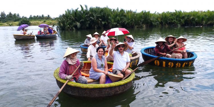 Basket Boat Tour And Enjoy Local Specialties